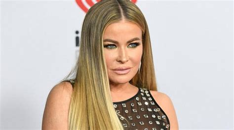 Baywatch star Carmen Electra sets pulses racing with topless。